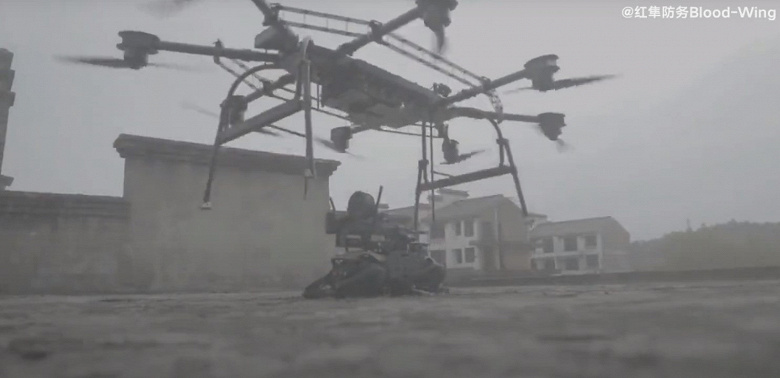 «Боевые псы, спускающиеся с неба. Воздушный штурм» — видео показывает, как дрон десантирует робота с оружием
